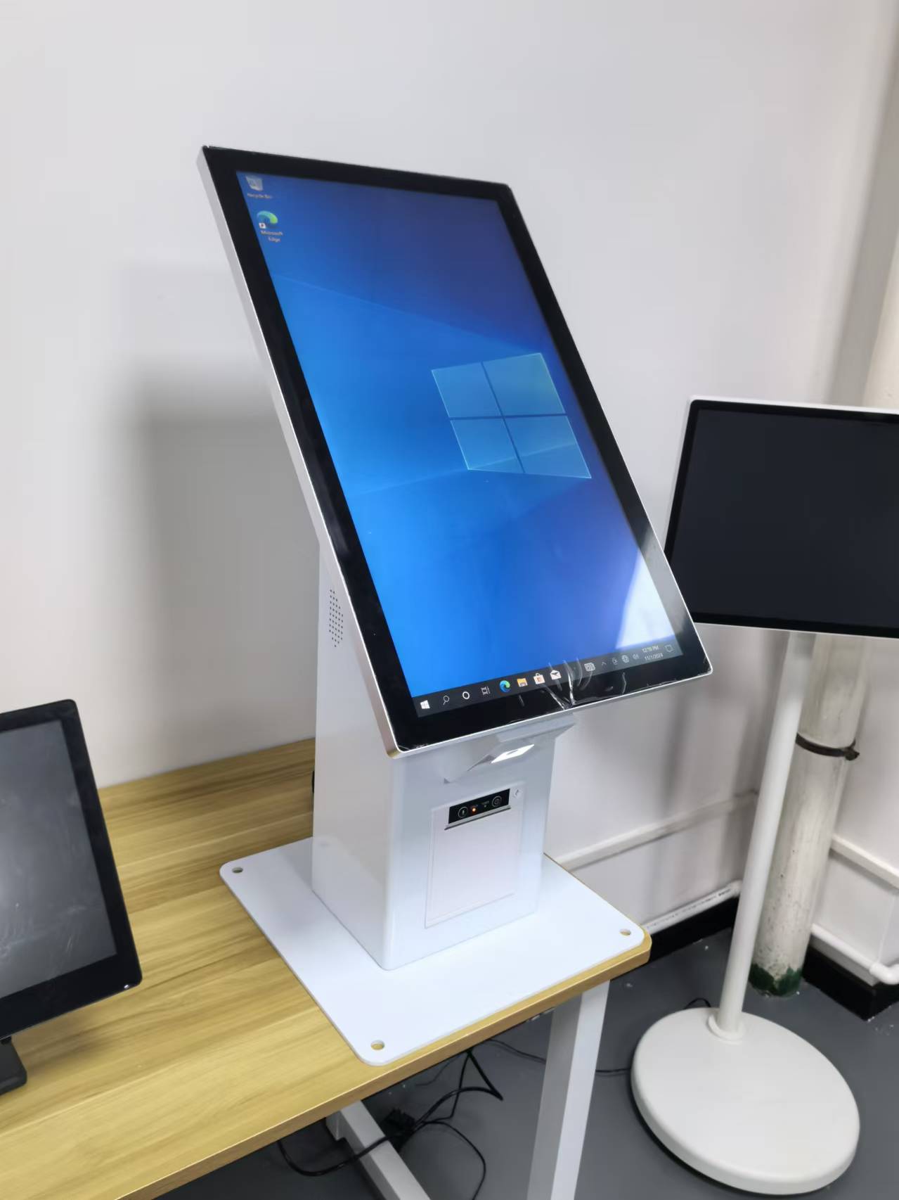 OAWELL OEM 23.8 inch Tablet Touch Kiosk in White color ,with 80 mm printer and barcode 